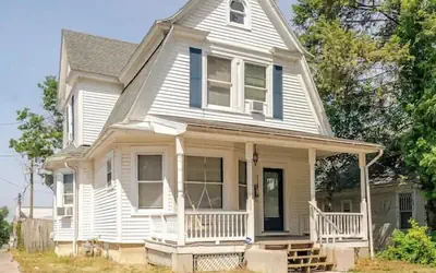 The Carew House Sleeps 10 Fenced 4BR Full Kitchen Steps2 YCP