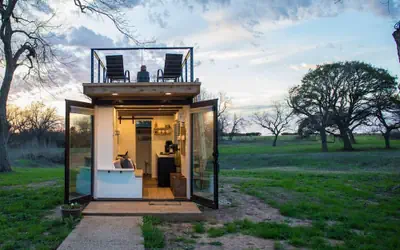 Stillwater House Tiny Container Home 12 min to Downtown Magnolia