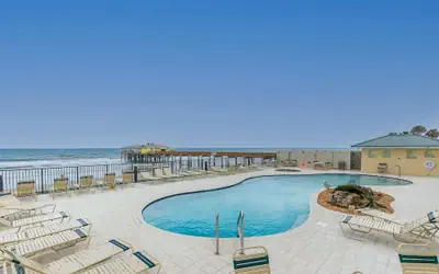 Top Floor Oceanfront Condo w Pool Beach Access