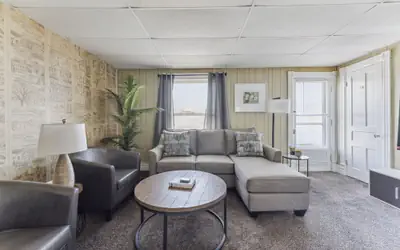 Snug Escape Close To Niagara Falls 2 Bedroom Home