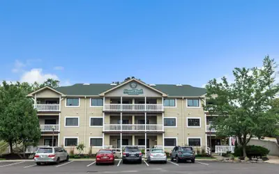 3rd Floor Front Side Corner Penthouse Suite - 301 by Grand Wood Suites