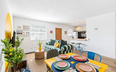 Lovely 2 BR Condo in Sailboat Bend