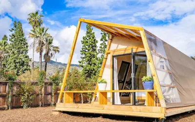 Urban Glamping Oasis: Comfort & Adventure Combined