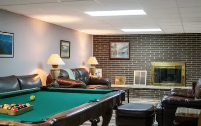 Huge Manor w Indoor Hot Tub and Pool Table