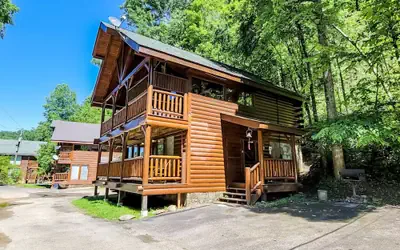 Cozy Cabin w Game Room hot tub Creek