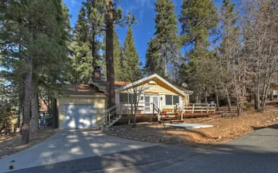 Peaceful Sunshine Chalet with Hot Tub