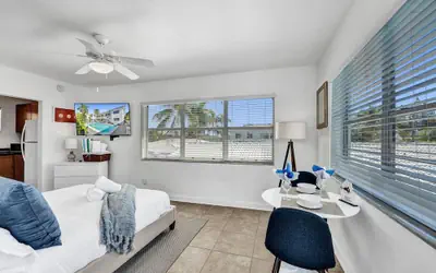 Waves on Desoto Beautiful Studio