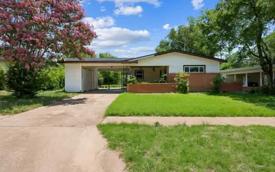 Cozy Temple Home Fenced Yard & Wi-fi 3 Bedroom Home