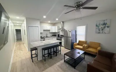 Newly Renovated 2 Bedroom - A Seasoned Superhost