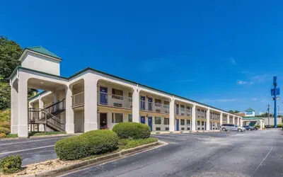 HomeTown Inn & Suites