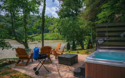 Cozy Cabin on Lake Front With Hot tub Firepit