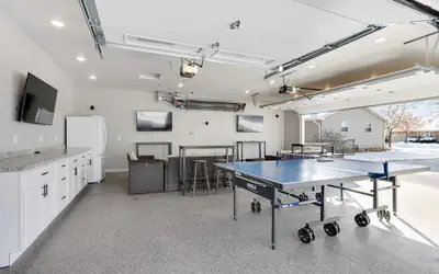 House w Finished Garage Walk to Lambeau Bars Resch