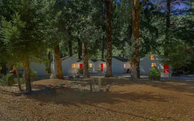 Rouge Cobb Mountain Hotel - Cabin 4