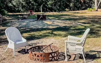 Private Room at Crystal River Retreat with Salt Water Pool