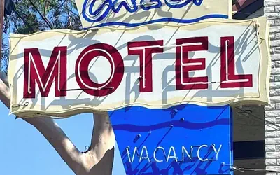 Crest Motel