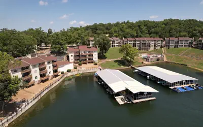Lakefront Couple Retreat Near Hot Spots and Dining