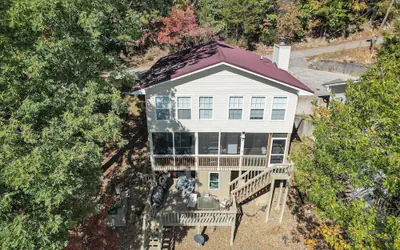 Close to The Strip, Private Dock & Screened Deck!