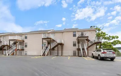 Lake Views, Lakefront Pool, Great Location!