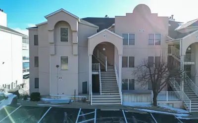 Upscale Condo, Amazing Views, Pools and Pickleball