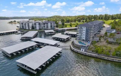 Serene Lake View and Easy Access to Local Delights