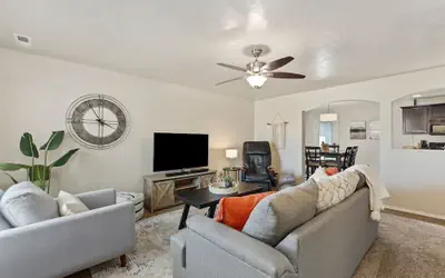 Easy Stay for 9 Workspace Pets OK Shop Dine