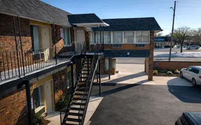 The Queen B Motel, Detroit-Warren