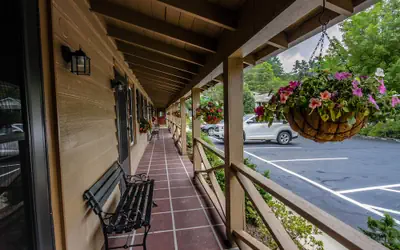 Mountainaire Inn and Log Cabins