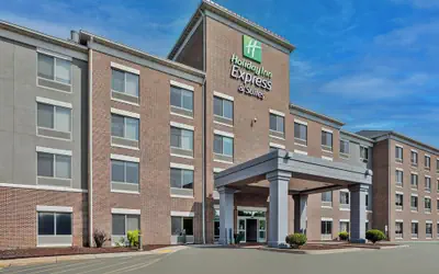 Holiday Inn Express & Suites Milwaukee Nw Park Place by IHG