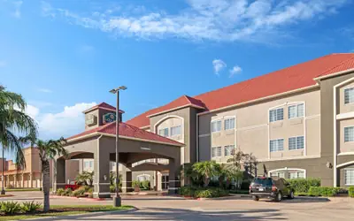 La Quinta Inn & Suites by Wyndham Mercedes Outlet Mall