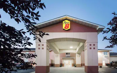 Super 8 by Wyndham Iola KS