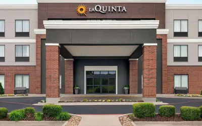La Quinta Inn & Suites by Wyndham Springfield Airport Plaza