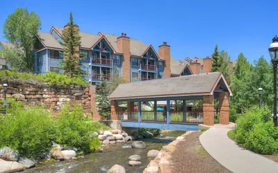 Relaxed Studio Seconds to Historic Main Street - Sleeps 4 Condo by RedAwning