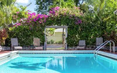 Richards Motel Courtyard