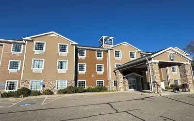 Cobblestone Hotel & Suites - Hutchinson