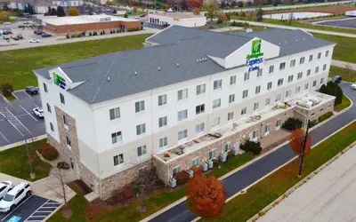 Holiday Inn Express & Suites Waukegan by IHG