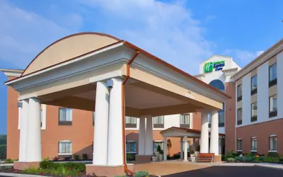 Holiday Inn Express & Suites Akron Regional Airport Area by IHG