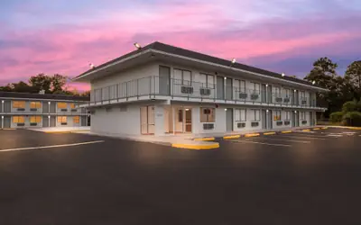 HomeTowne Studios by Red Roof Orange, TX