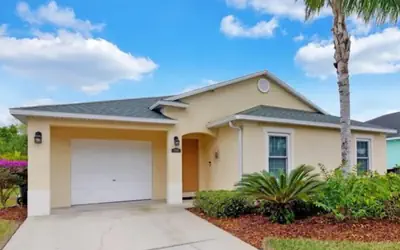 Serene 4 bed home with lake and conservation views