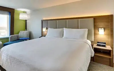 Holiday Inn Express & Suites Woodland Hills by IHG