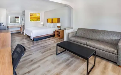 Days Inn & Suites by Wyndham Huntsville