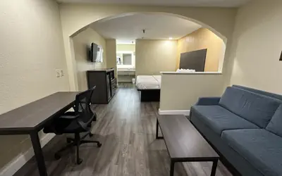 Rodeway Inn & Suites Highway 290 Northwest