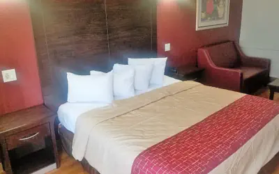 Red Roof Inn & Suites Houston - Hobby Airport