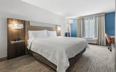 Holiday Inn Express & Suites Starkville by IHG