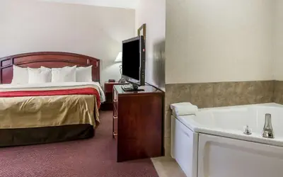 Quality Inn & Suites Fort Madison near Hwy 61