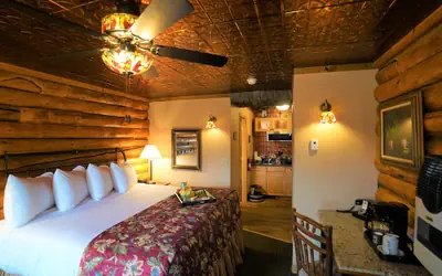 Pike's Waterfront Lodge