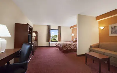 Days Inn & Suites by Wyndham Cedar Rapids