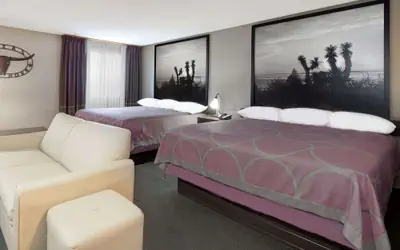 Super 8 by Wyndham Victoria/North/Mall Area