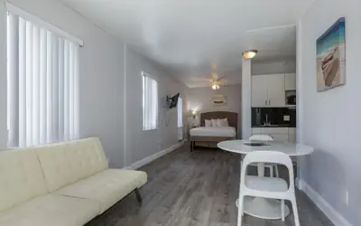 Hollywood Broadwalk Oceanside Hotel