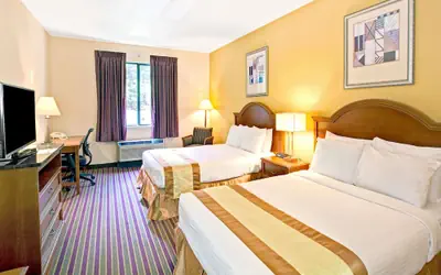 Days Inn & Suites by Wyndham Hickory