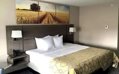 Clarion Pointe Mattoon near University